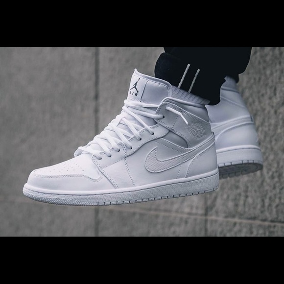 Sz 8  Air Jordan 1 Mid \